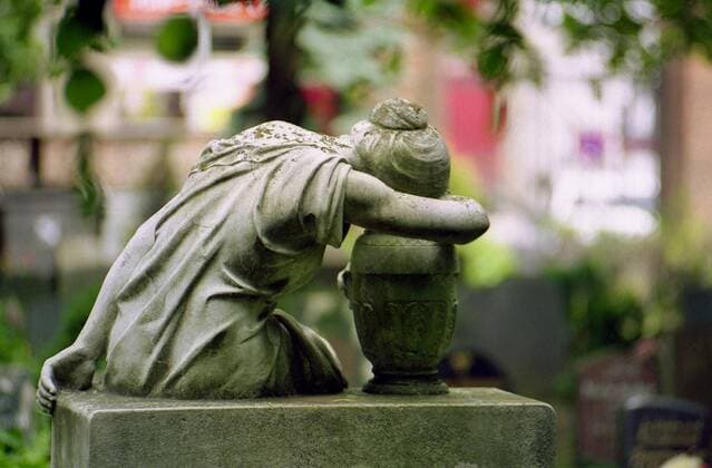 Engel und Statuen und Jesus auf dem Friedhof Gesellschaft, Friedhof