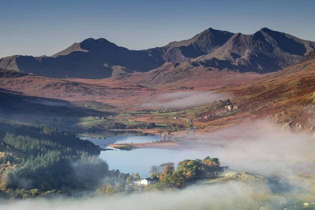 Mist and fog clearing from Llynnau Mymbyr below the Snowdon Horseshoe in Snowdonia. Copyright: xAlanxNovelli LOOPxIMAGESx ANI0731714