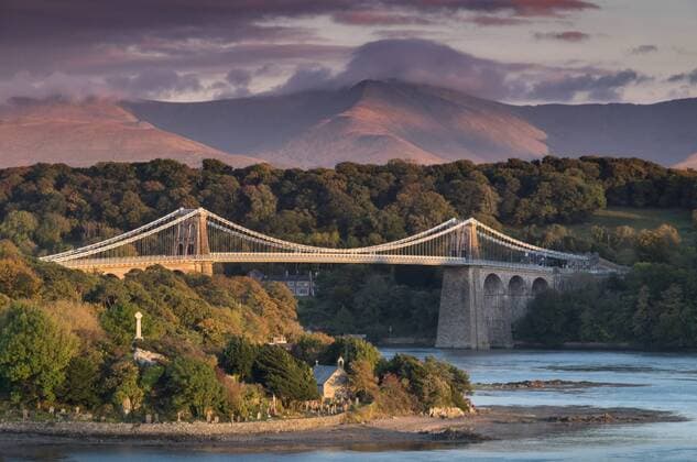 Menai Bridge over the Menai Strait backed by the mountains of Snowdonia in North Wales. Copyright: xAlanxNovelli LOOPxIMAGESx ANI0731723