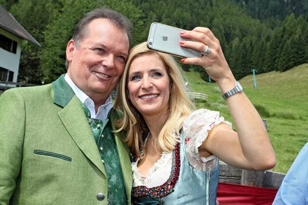 ORF Wenn die Musi spielt . Sängerin Stefanie Hertel und Moderator Arnulf Prasch am Rande des Künstlertreffs zum Musik Open Air Wenn die Musi spielt am 28.07.2017 auf dem Festgelände in Bad Kleinkirchheim.