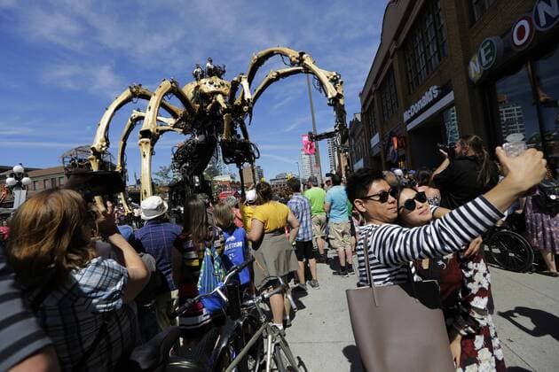 Bilder des Tages (170729) -- OTTAWA, July 29, 2017 -- Kumo, a giant mechanical spider brought by the company La Machine, takes part in the celebration of Canada s 150th birthday year, in Ottawa, Canada on July 28, 2017. The company La Machine brought their two giant creatures, the horse-dragon named Long Ma and the spider named Kumo, to roam the streets of Ottawa to be a part of the celebration for Canada s 150th birthday year. ) (zw) CANADA-OTTAWA-150TH BIRTHDAY-CELEBRATION DavidxKawai 