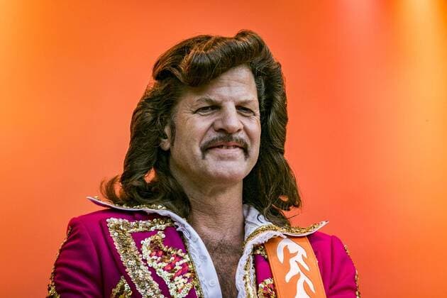 Dieter Thomas Kuhn & Band live bei den KSK Music Open in Ludwigsburg LUDWIGSBURG:Weit über 3 Millionen Besucher auf den Konzerten und über 1 Million verkaufter Tonträger mit zwei goldenen CDs sprechen eine deutliche Sprache: Dieter Thomas Kuhn & Band machen süchtig! Süchtig nach ihren Konzerten, nach guter Laune, nach Party, nach den nettesten und schärfsten Fans der Welt, nach einem Abend und einer Nacht der ganz besonderen Art. Wer schon einmal da war, weiß, wovon man spricht. Wer einmal da war, kommt immer wieder. Wir haben die Bilder vom Konzert von Samstagabend., Ludwigsburg Copyright: 7aktuell.de