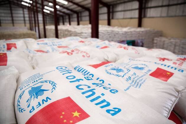 Bilder des Tages (170802) -- MOGADISHU, Aug. 2, 2017 -- Rice assistance from China are seen in Mogadishu, Somalia, Aug. 1, 2017. The World Food Programme (WFP) on Tuesday held a hand-over ceremony in Mogadishu to welcome the arrival of more than 2,800 tonnes of rice assistance into the drought-hit country from China. ) (djj) SOMALIA-MOGADISHU-CHINA-RICE ASSISTANCE LyuxShuai 