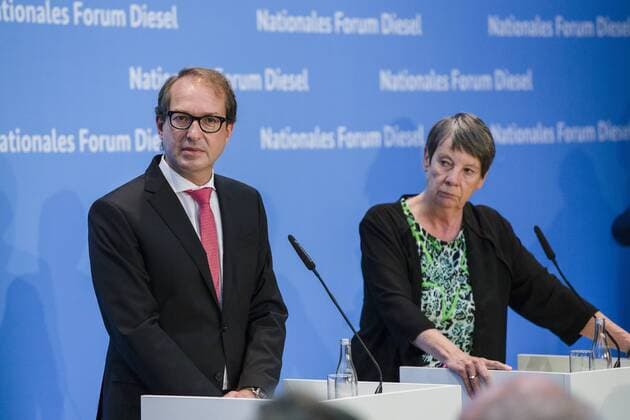 Themen der Woche Bilder des Tages August 2, 2017 - Berlin, Germany - German Transport Minister Alexander Dobrindt (L) and German Environment Minister Barbara Hendricks (R) are pictured during a news conference after the Diesel-Summit at the Ministry for Transportation and Digital Infrastructure in Berlin, Germany on August 2, 2017. Berlin Germany  - ZUMAn230 20170802_zaa_n230_220 Copyright: xEmmanuelexContinix