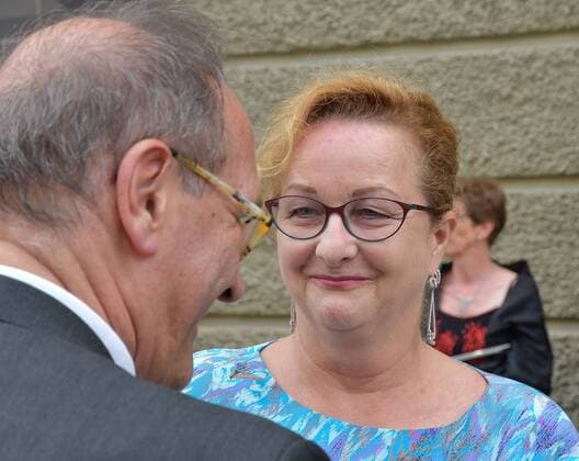 Auffahrt zur Premiere Lady MacBeth von Mzenzk vor dem Großen Festspielhaus in Salzburg. Dieses Bild zeigt die ehmalige Justizministerin der Republik Österreich, Maria Fekter im Interview 2017 - Auffahrt zur Premiere Lady MacBeth von Mzenzk vor dem Großen Festspielhaus in Salzburg