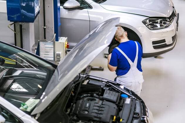 Ein Auszubildender neben einem Golf TDI mit offener Motorhaube in der dualen Ausbildungsstaette im Werk der Volkswagen AG Wolfsburg, 04.08.2017. Wolfsburg Deutschland Copyright: xMichaelxGottschalk photothek.netx