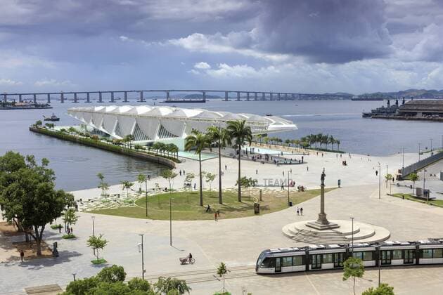 Architektur von Santiago Calatrava The Museum of Tomorrow, architect Santiago Calatrava, Porto Maravilha area and Niteroi Bridge with the VLT tram in the foreground, Rio city centre, Rio de Janeiro, Brazil, South America Copyright: AlexxRobinson 1176-703