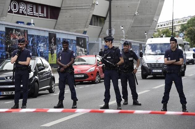 Neymar Junior arrives at the Psg s stadium while an huge safety device is deployed arround the Parc des Princes in Paris. Neymar Jr.; Atmosphere Paris France  538086