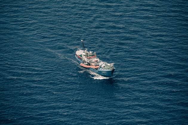 Das inzwischen von der Staatsanwaltschaft Trapani beschlagnahmte Rettungsboot Iuventa der deutschen Hilfsorganisation NGO Jugend rettet, Location: Mittelmeer, Kueste vor Lybien, beobachtet aus dem SAR-Flugzeug (Search and Rescue), Suchflugzeug Moonbird von der Hilfsorganisation Sea-Watch Donnerstag 13.07.2017, Mittelmeer