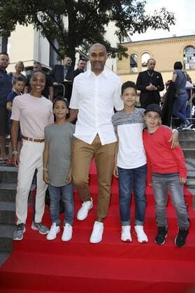 Ademola Okulaja mit Ehefrau Michaela-Oretha und den Söhnen Adeisaiya und Adenoah bei der Premiere des Kinofilms Bigfoot Junior The Son of Bigfoot im Kino in der Kulturbrauerei. Berlin, 06.08.2017 Foto:xS.xGabschx xFuturexImage