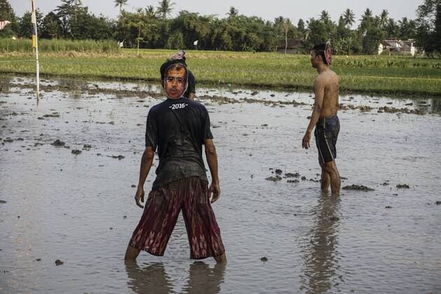 August 6, 2017 - Sleman, Yogyakarta, Indonesia - Indonesian boys wears Indonesian corruptor mask compete for a ball as their playing mud soccer during the 72th Indonesia National Independence day celebration in Yogyakarta, Indonesia on August 6, 2017. Indonesian Independence day is commemorated every August 17th. Sleman Indonesia  - ZUMAn230 20170806_zaa_n230_322 Copyright: xNugrohoxHadixSantosox