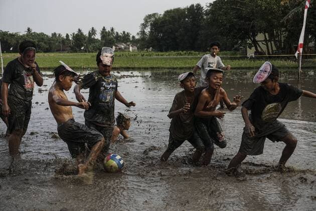 August 6, 2017 - Sleman, Yogyakarta, Indonesia - Indonesian boys wears Indonesian corruptor mask compete for a ball as their playing mud soccer during the 72th Indonesia National Independence day celebration in Yogyakarta, Indonesia on August 6, 2017. Indonesian Independence day is commemorated every August 17th. Sleman Indonesia  - ZUMAn230 20170806_zaa_n230_321 Copyright: xNugrohoxHadixSantosox