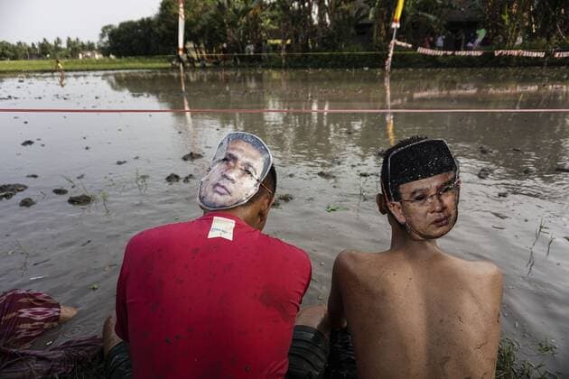 August 6, 2017 - Sleman, Yogyakarta, Indonesia - Indonesian boys wears Indonesian corruptor mask compete for a ball as their playing mud soccer during the 72th Indonesia National Independence day celebration in Yogyakarta, Indonesia on August 6, 2017. Indonesian Independence day is commemorated every August 17th. Sleman Indonesia  - ZUMAn230 20170806_zaa_n230_328 Copyright: xNugrohoxHadixSantosox