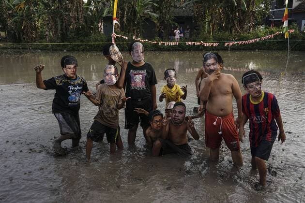 August 6, 2017 - Sleman, Yogyakarta, Indonesia - Indonesian boys wears Indonesian corruptor mask compete for a ball as their playing mud soccer during the 72th Indonesia National Independence day celebration in Yogyakarta, Indonesia on August 6, 2017. Indonesian Independence day is commemorated every August 17th. Sleman Indonesia  - ZUMAn230 20170806_zaa_n230_331 Copyright: xNugrohoxHadixSantosox