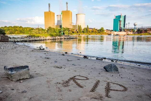 06.08.2017 , DU Duisburg , Ein 9 Jahre altes Mädchen ertrinkt in Duisburg-Friemersheim im Rhein. Am späten Nachmittag war das Mädchen mit ihrer 35 Jahre alten Mutter und ihrem 6 Jahre alten Bruder am Rhein, als es plötzlich von einem Stein an einer Buhne abrutscht und in den Rhein fällt. Das Mädchen geht unter und wird von einem 51 Jahre alten Mann aus dem Wasser gezogen, der auf einem Privatboot auf dem Rhein unterwegs war. Das Mädchen wird an Land und auf dem Weg ins Krankenhaus reanimiert, verstirbt aber in der Klinik. Am Ufer des Rheins hat jemand die Buchstaben RIP (Rest in Peace, Ruhe in Frieden) in den Sand geschrieben.