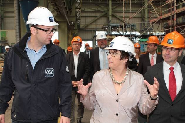 Bilder des Tages Die Bundesministerin für Wirtschaft und Energie Brigitte Zypries besucht am Mittwoch (09.08.2017) den Standort der MV Werften in Wismar (Nordwestmecklenburg). Dort macht sie einen Rundgang durch die Dockhalle und trägt sich in das goldene Buch der Stadt ein. Dazu hält sie eine Rede und gibt Interviews. Die Genting-Gruppe hatte im März 2016 die drei Schiffbaubetriebe im Land MV mit den Standorten Rostock, Stralsund und Wismar gekauft. Sie firmieren jetzt unter dem Namen MV WERFTEN. Die haben das Ziel, dem Schiffbau im Land MV wieder Stabilität zu geben. Hier mit Stefan Hadeler (li.) und Frank Junge (re.) MdB