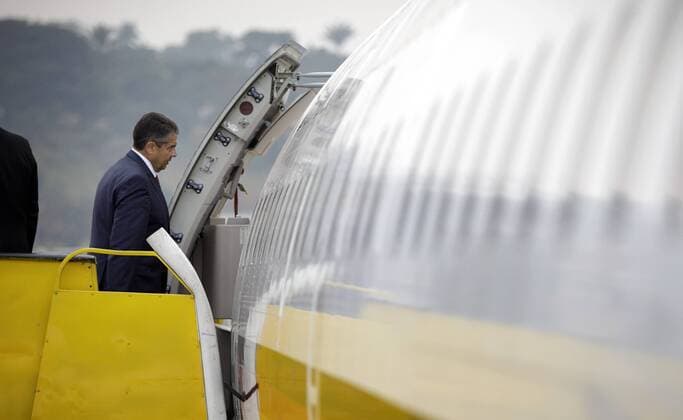 Bilder des Tages Bundesaussenminister Sigmar Gabriel, SPD, steigt in Entebbe ins Flugzeug. Gabriel fliegt von Uganda weiter in den Suedsudan.10.08.2017, Entebbe Uganda Copyright: xThomasxKoehlerx