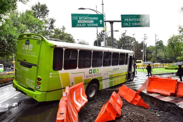 August 10, 2017 - EUM20170810NAC03.JPG.CIUDAD DE MEXICO AccidentAccidente-CDMX.- Un camion de transporte de personal cae en una zanja provocada por las obras del Metrobus Linea 7, sobre Pase de la Reforma y Chivatito. Foto: Agencia EL UNIVERSALHugo GarciaJMA.  - ZUMAu78_ 20170810_zaf_u78_013 Copyright: xElxUniversalx