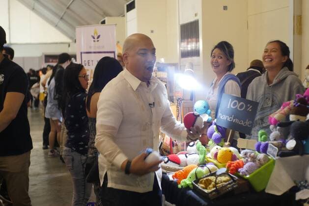 Philippines: HistoryCon 2017 Simon Yin of History Hustle juggle a home made pokemon balls.  GeorgexBuid