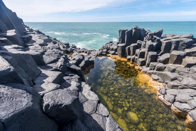  Wasser sammelt sich zwischen Felsen, Roman Bath, Sechseckige Basaltsäulen am Meer, Blackhead, Dunedin, Otago, Südinsel, Neuseeland, Ozeanien Copyright: imageBROKER/MoritzxWolf ibxmmw04540179.jpg