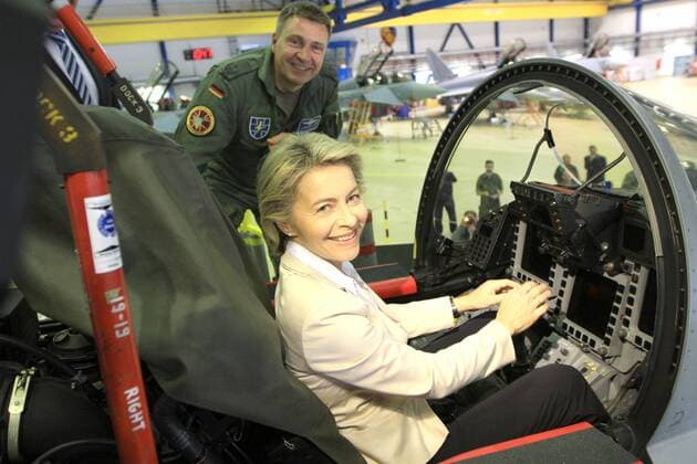 Themen der Woche Bilder des Tages Die Bundesministerin für Verteidigung, Frau Dr. Ursula von der Leyen, besucht am Freitag (11.08.2017) im Rahmen ihrer Sommereise das Taktische Luftwaffengeschwader 73 Steinhoff in Laage (Landkreis Rostock) das den primären Auftrag hat, aller Eurofighter-Piloten der Luftwaffe auszubilden. Dort erhält sie nach einer Begrüßung durch den Geschwaderkommodore Oberstleutnant Gero von Fritschen eine Waffensystemvorführung. Dazu führt sie Gespräche mit Soldatinnen und Soldaten aller Dienstgrade.