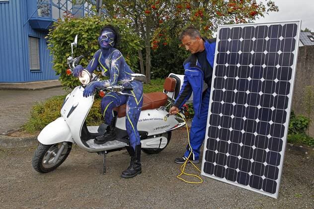 Etropolis Elektro-Motorroller mit Energie-Bodypainting Model an Solarpanele Foto:xT.xSkupinx xFuturexImage