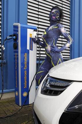 Opel Elektroauto an Solarstrom-Tanksäule mit Energie-Bodypainting Model Foto:xT.xSkupinx xFuturexImage