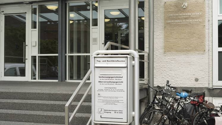Oberverwaltungsgericht und Verfassungsgerichtshof Eingang zu Oberverwaltungsgericht und Verfassungsgerichtshof des Landes Nordrhein-Westfalen in Münster, 10.8.2017,