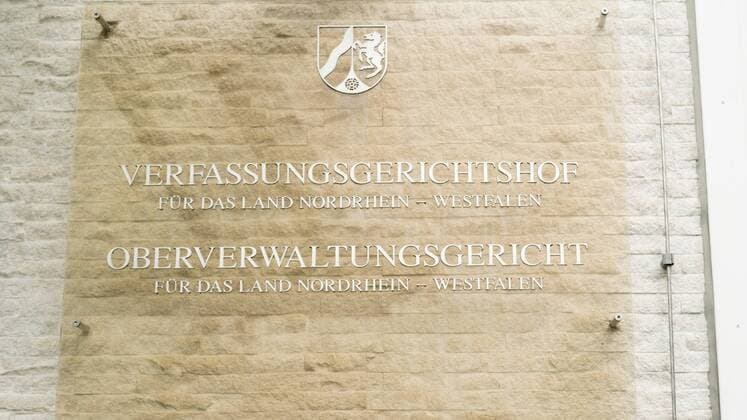 Oberverwaltungsgericht und Verfassungsgerichtshof Eingang zu Oberverwaltungsgericht und Verfassungsgerichtshof des Landes Nordrhein-Westfalen in Münster, 10.8.2017,