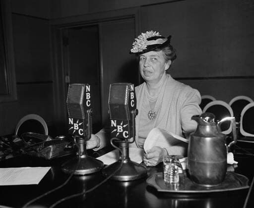 Berühmte Feministinnen, Eleanor Roosevelt May 31, 2017 - First Lady Eleanor Roosevelt Inaugurating New Series of Radio Talks, Washington DC, USA, Harris & Ewing, April 30, 1940 - ZUMAg145 20170531_zza_g145_003 Copyright: xJTxVintagex