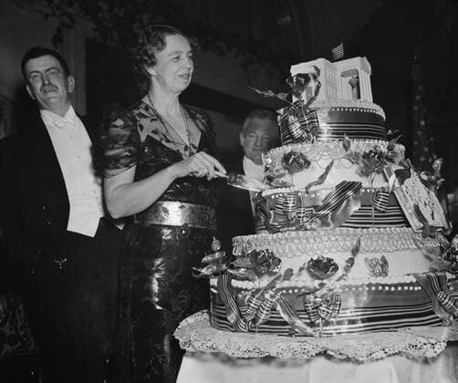 Berühmte Feministinnen, Eleanor Roosevelt June 2, 2017 - First Lady Eleanor Roosevelt Cutting Birthday Cake at Birthday Ball in honor of U.S. President Franklin Roosevelt, Willard Hotel, Washington DC, USA, Harris & Ewing, January 29, 1938 - ZUMAg145 20170602_zza_g145_004 Copyright: xJTxVintagex