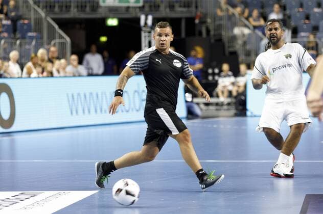 Bilder des Tages Pietro Lombardi und Patrick Owomoyela beim Handball-Tag mit Kindertraining und Prominenten-Spiel in der Lanxess Arena. Köln, 13.08.2017 Foto:xC.xHardtx xFuturexImage