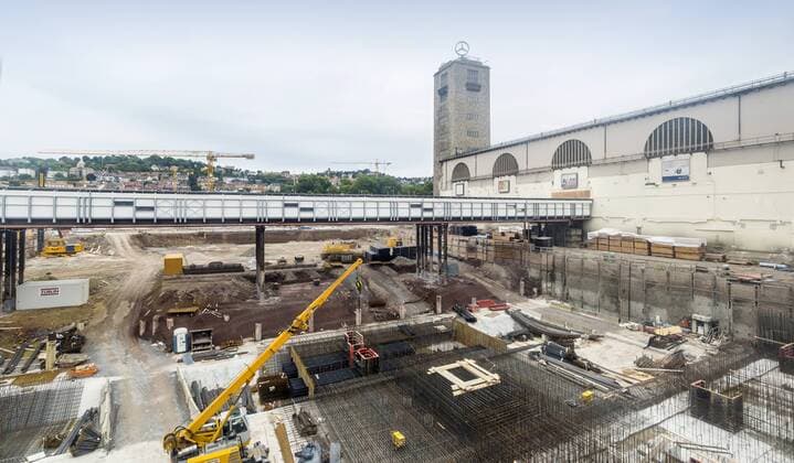 DEU, Deutschland, Stuttgart, 12.08.2017: Baustelle Hauptbahnhof Stuttgart, Tiefbahnhof, Stuttgart 21, S21. Hier werden Fundamentarbeiten durchgefuehrt fuer die Stuetzen, die die unterirdische Bahnhofshalle tragen werden. Die Zuege werden eines Tages parallel zur heutigen Bahnhofshalle (rechts) rollen. Derzeit werden die Fahrgaeste ueber zwei Fussgaengerbruecken ueber die Baustelle zu den Gleisen geleitet, die links abgehen. Â