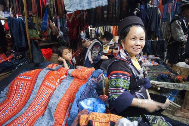 IMAGO Cultures of the world, Schwarze Hmong in Nordvietnam July 28, 2007 - Vietnam - Black hmong women make and sell tribal handicrafts and clothes iniside the market in Sapa, Lao Cai Province, Vietnam Vietnam - ZUMAr133 20070728_zap_r133_009 Copyright: xSergixReboredox