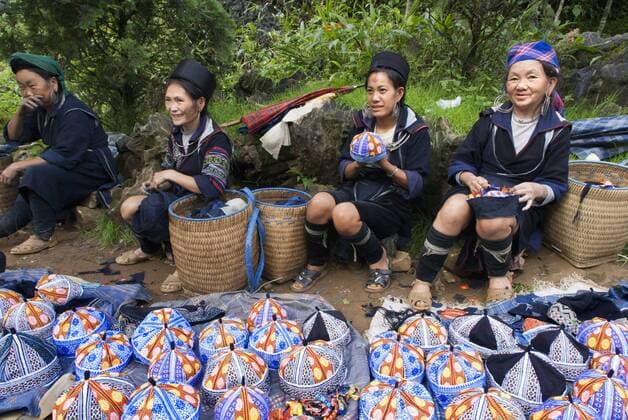 IMAGO Cultures of the world, Schwarze Hmong in Nordvietnam July 28, 2007 - Vietnam - Black Hmong women selling traditional caps at Sunday Market, Bac Ha, Sapa (Sa Pa), Vietnam Vietnam - ZUMAr133 20070728_zap_r133_019 Copyright: xSergixReboredox