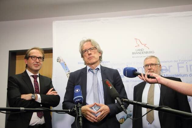 Bilder des Tages Bundesverkehrsminister Alexander Dobrindt (CSU), Berlins Finanzsenator Matthias Kollatz-Ahnen (SPD) und FBB-Aufsichtsratschef Rainer Bretschneider, v.l., geben ein Pressestatement nach einer Gesellschafterversammlung der Flughafen Berlin Brandenburg GmbH im Brandenburger Finanzministerium in Potsdam, 17. August 2017. FBB