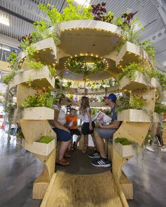 Kanada National Ausstellung in Toronto (170819) -- TORONTO, Aug. 19, 2017 -- People visit the Growroom at the 139th Canadian National Exhibition in Toronto, Canada, Aug. 18, 2017. )(yk) CANADA-TORONTO-CANADIAN NATIONAL EXHIBITION ZouxZheng 
