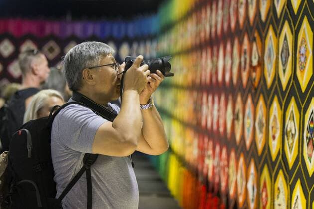 Bilder des Tages Kanada National Ausstellung in Toronto (170819) -- TORONTO, Aug. 19, 2017 -- A visitor takes photos of the Quilt of Belonging at the 139th Canadian National Exhibition in Toronto, Canada, Aug. 18, 2017. The Quilt of Belonging is a 36-metre-long and 3.5-metre-high collaborative textile artwork with 263 blocks representing the aboriginal groups and immigrants in Canada. ) (djj) CANADA-TORONTO-QUILT OF BELONGING ZouxZheng 