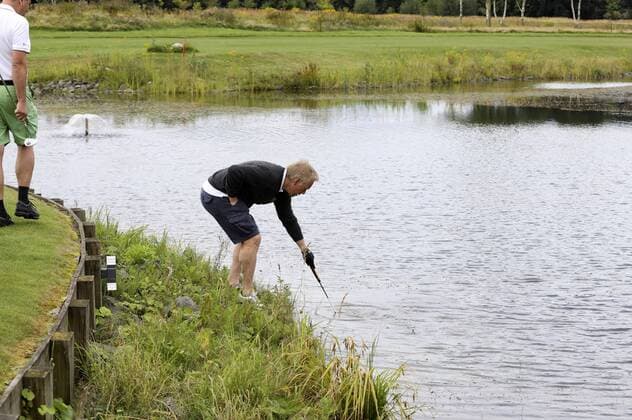 Johannes B. Kerner auf der Suche nach seinem Golfball beim 10. GRK Golf Charity Masters 2017 in der Golfanlage Golfclub Leipzig im Golfresort Machern. Leipzig, 19.08.2017 Foto:xS.xGabschx xFuturexImage