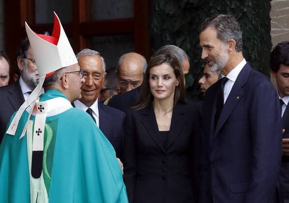 Spain s King Felipe VI (R), Queen Letizia (2-R) and President of Portugal Marcelo Rebelo de Sousa (2-L) say goodbye to the metropolitan archbishop of Barcelona, Joan Josep Omella (L), after attending a mass for the victims of the Barcelona terror attack at the Sagrada Familia Cathedral in Barcelona, Spain, 20 August 2017. At least 14 people were killed and at least 100 others injured after cars crashed into pedestrians on the Las Ramblas boulevard in Barcelona and on a promenade in the coastal city of Cambrils on 17 August. Spanish police have stated that the attacks in Barcelona and in Cambrils were linked. The so-called Islamic State (IS) in the meantime has claimed responsibility for the attacks in Barcelona and Cambrils. Mass at Sagrada Familia for the victims of Barcelona terror attack !ACHTUNG: NUR REDAKTIONELLE NUTZUNG!  Copyright: xAlbertoxEstevezx 20170820-636388321443693903