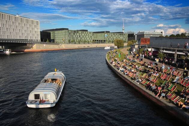 Schönstes Ausflugswetter in Berlin: Schiffe auf der Spree vor dem Regierungsviertel