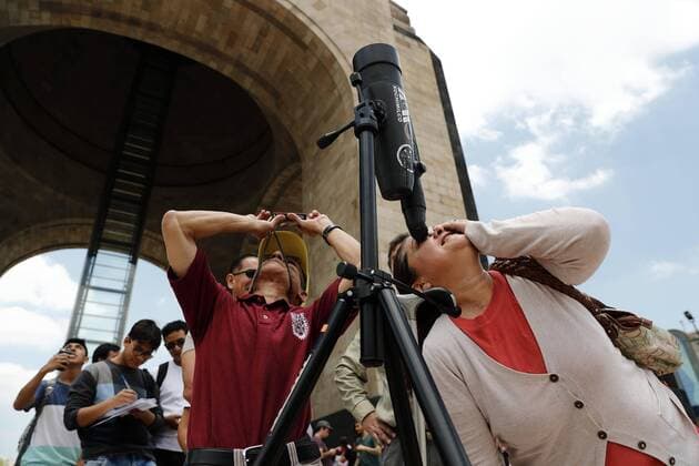 People view the solar eclipse from Mexico City, Mexico, 21 August 2017. The 21 August 2017 total solar eclipse will last a maximum of 2 minutes 43 seconds and the thin path of totality will pass through portions of 14 US states, according to the National Aeronautics and Space Administration (NASA). The solar eclipse in Mexico City !ACHTUNG: NUR REDAKTIONELLE NUTZUNG!  Copyright: xJoséxMéndezx MEX01 20170821-636389471686616492