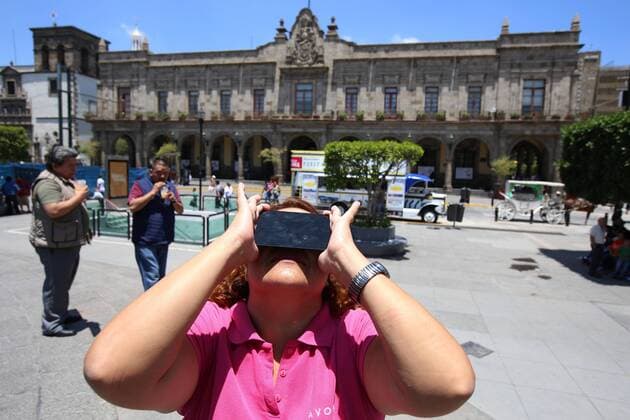Dozens of people observe the partial solar eclipse, in Guadalajara, Mexico, 21 August 2017. Solar eclipse in Guadalajara !ACHTUNG: NUR REDAKTIONELLE NUTZUNG!  Copyright: xUlisesxRuizxBasurtox MEX18 20170821-636389534877427152