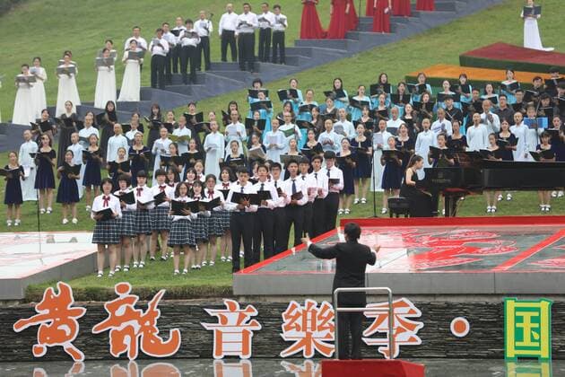 ZHANGJIAJIE, CHINA - AUGUST 21: Chorus perform on the roof of a music hall during the 2017 Huanglong Music Festival and International Chorus Week on August 21, 2017 in Zhangjiajie, Hunan Province of China. 112 teams will compete in the 2017 Huanglong Music Festival and International Chorus Week held in Zhangjiajie.  Copyright: xVCGx CFP111123804649