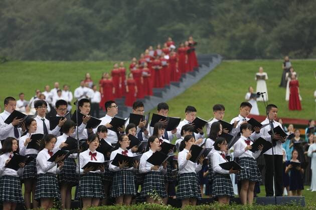 ZHANGJIAJIE, CHINA - AUGUST 21: Chorus perform on the roof of a music hall during the 2017 Huanglong Music Festival and International Chorus Week on August 21, 2017 in Zhangjiajie, Hunan Province of China. 112 teams will compete in the 2017 Huanglong Music Festival and International Chorus Week held in Zhangjiajie.  Copyright: xVCGx CFP111123804651