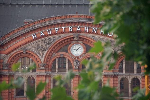 Das Portal des Bremer Hauptbahnhofs. Der 1889 eingeweihte Bahnhof wurde von dem Architekten Hubert Stier im Stil der Neorenaissance entworfen. Der Fahrgastverband Allianz pro Schiene erklärte ihn zum Bahnhof des Jahres 2012 in der Kategorie Großstadtbahnhöfe.