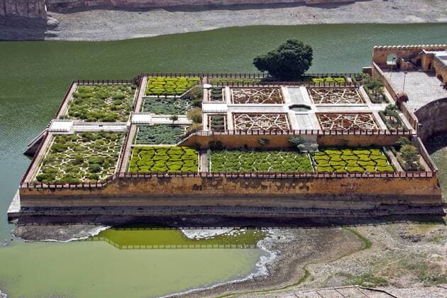 28.03.2017, Jaipur, Indien - Foto: Blick von Fort Amber auf eine Gartenanlage in einem See. Die Gartenanlage gehört mit zum Bereich von Fort Amber. MR: N