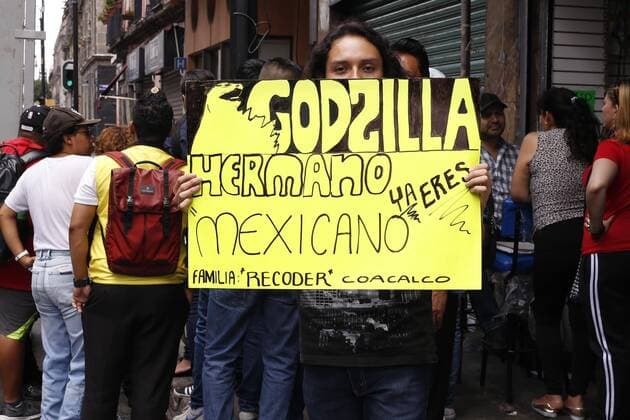 August 22, 2017 - EUM20170822ESP10.JPG.CIUDAD DE MEXICO Cinema Cine-Godzilla.- Una aficionada porta un cartel con la leyenda Godzilla, hermano, ya eres mexicano , en el marco del tercer dia de grabaciones de esa pelicula en el Centro Historico de la Ciudad de Mexico, el martes 22 de agosto de 2017. Foto: Agencia EL UNIVERSAL Agustin Salinas EVZ  - ZUMAu78_ 20170822_zaf_u78_066 Copyright: xAgustinxSalinasx