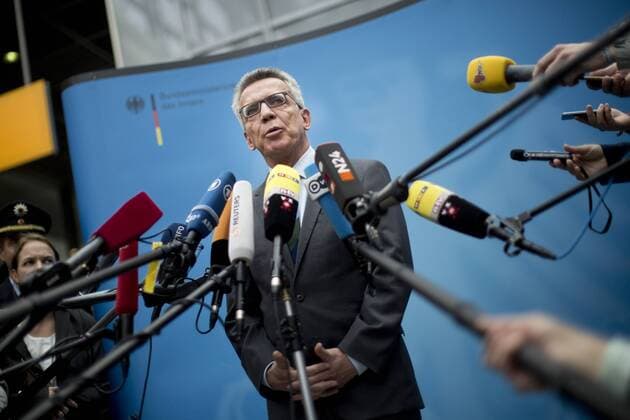 Themen der Woche Bilder des Tages Deutschland, Berlin, Bahnhof Südkreuz, Innenminister Thomas de Maiziere CDU besucht die Leitstelle der Bundespolizei am Bahnhof Südkreuz, 24.08.2017