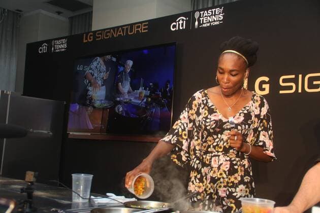 Bilder des Tages Venus Williams bei Taste of Tennis Event in New York August 24, 2017 - New York, New York, U.S. - VENUS WILLIAMS. at Citi taste of Tennis at W hotel lexington ave 8-24-2017.Photos by Photos 2017. New York U.S. - ZUMAba9_ 20170824_zaf_ba9_066 Copyright: xJohnxBarrettx